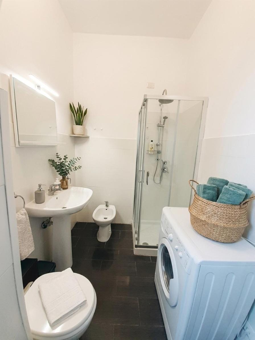 Shower, Toilet, Bathroom, bidet, towels