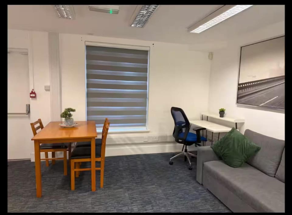 Large Apartment Sleeps 6 with Private Entrance Apartment in London Borough of Islington