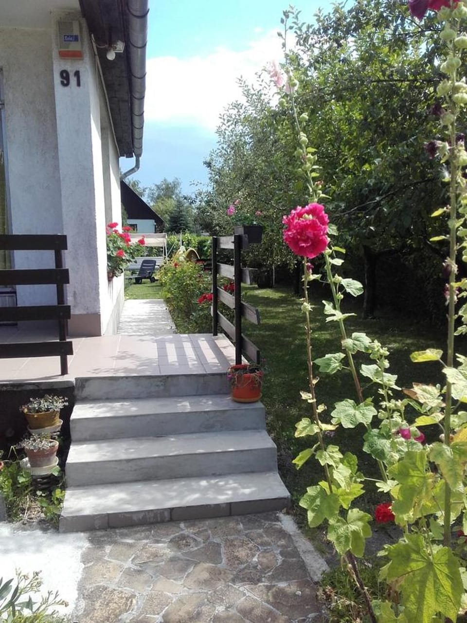Property building, Facade/entrance, Garden, Garden view