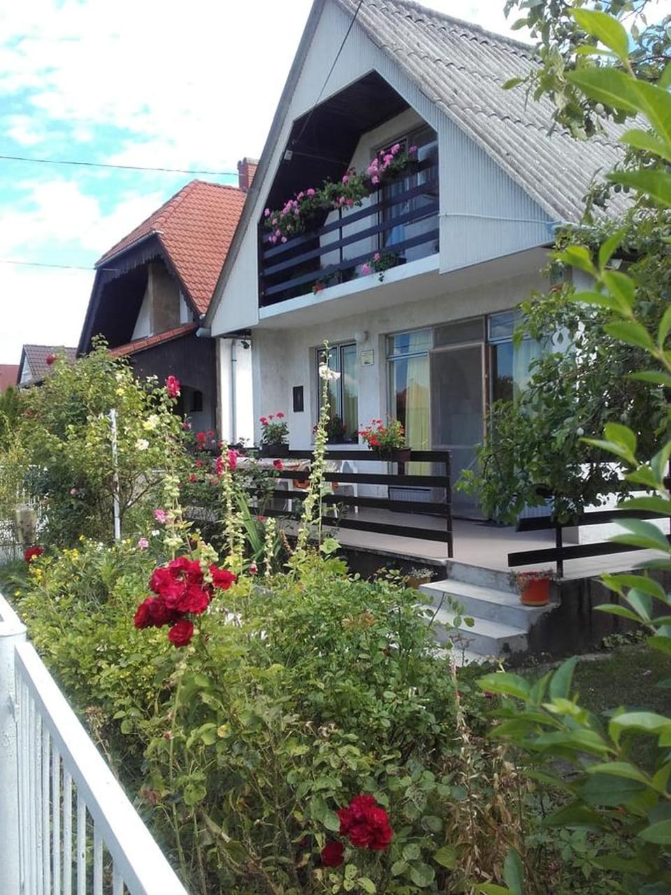 Property building, Facade/entrance, Day, Balcony/Terrace
