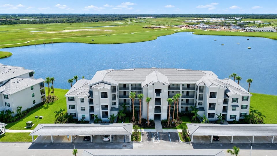 Lakefront Calusa Golf & Country Club Condo A Slice Of Paradise House in Florida