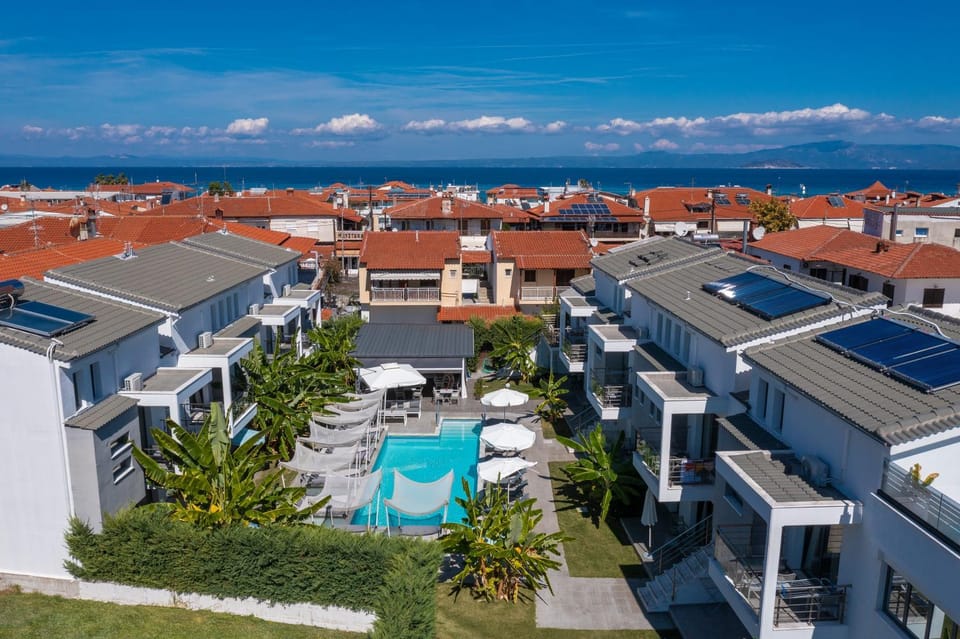 Property building, Day, Natural landscape, Bird's eye view, City view, Pool view, Sea view, Swimming pool, sunbed