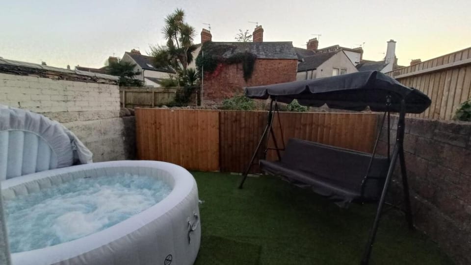 Hot Tub & Pool Table Getaway Opposite Stadium! Apartment in Cardiff