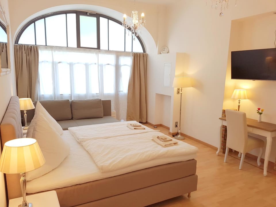Bed, TV and multimedia, Photo of the whole room, Bedroom