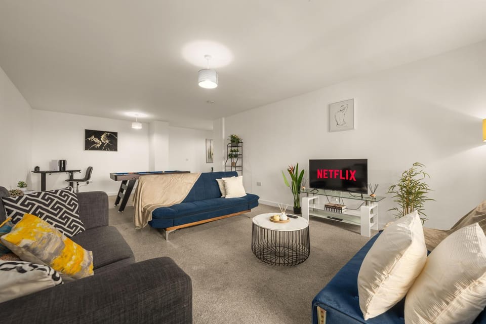 Communal lounge/ TV room, Billiard, TV and multimedia, Seating area
