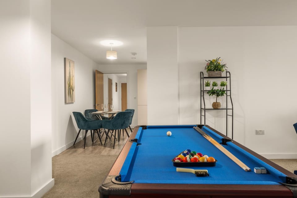 Billiard, Game Room, Seating area, Dining area
