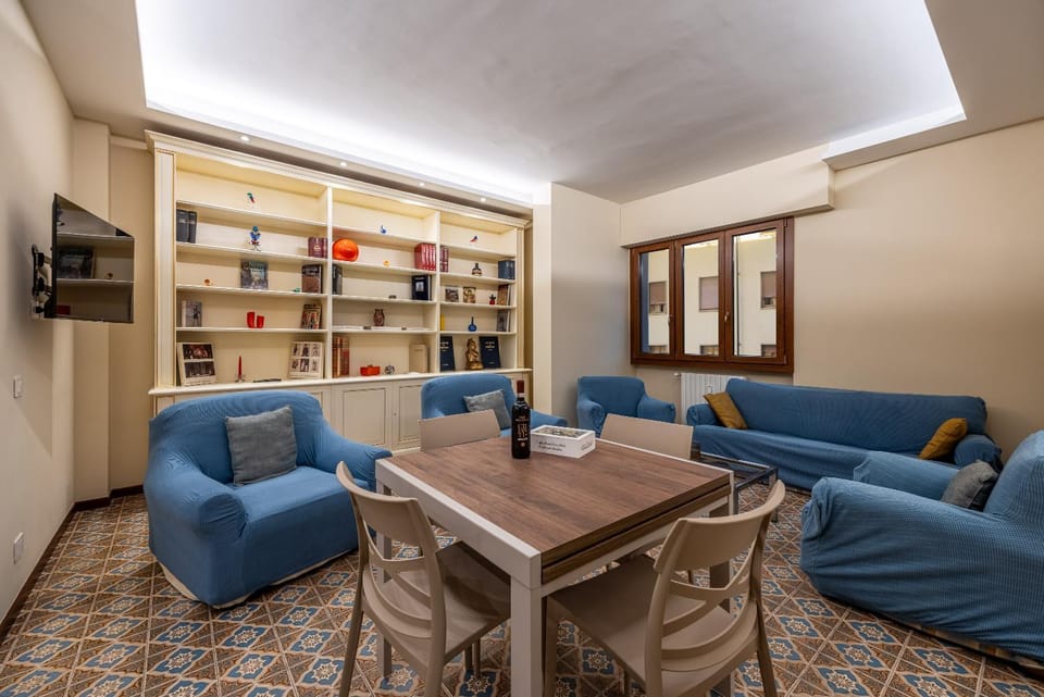 TV and multimedia, Seating area, Dining area