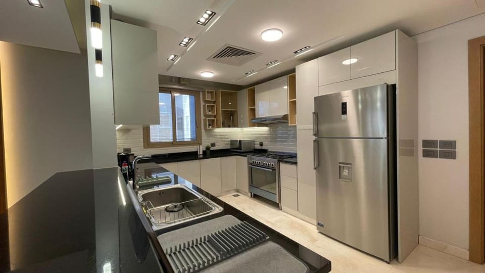 شقة فندقية فاخرة مكونة من 3 غرف و 4 حمامات في ارقي مجمع سكني في الشيخ زايد كمبوند ايون Apartment in Egypt