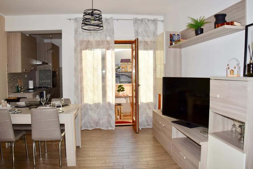 TV and multimedia, Living room, Seating area, Dining area