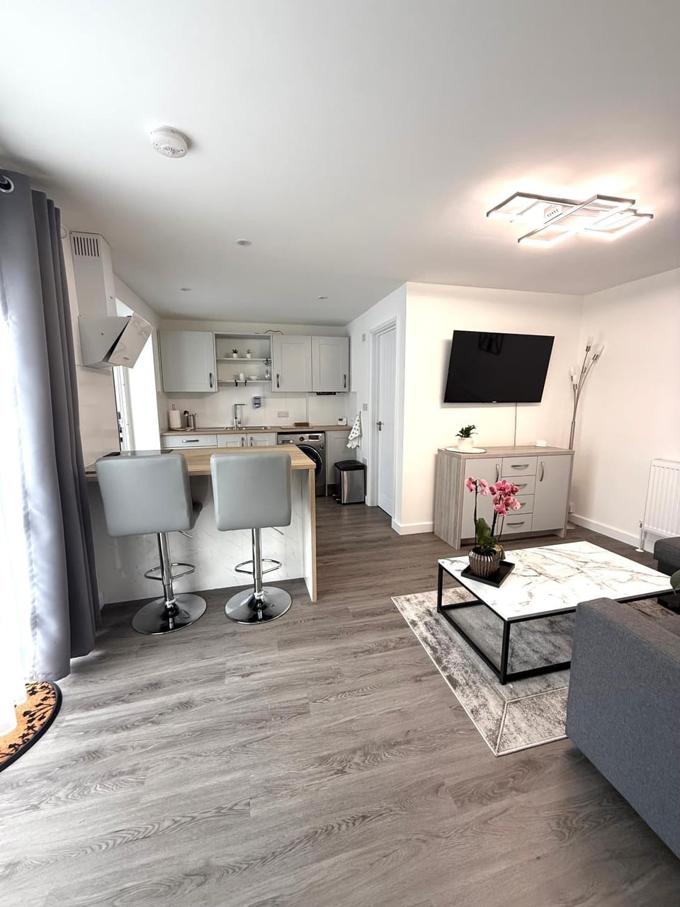 TV and multimedia, Kitchen or kitchenette, Living room, Seating area, Dining area