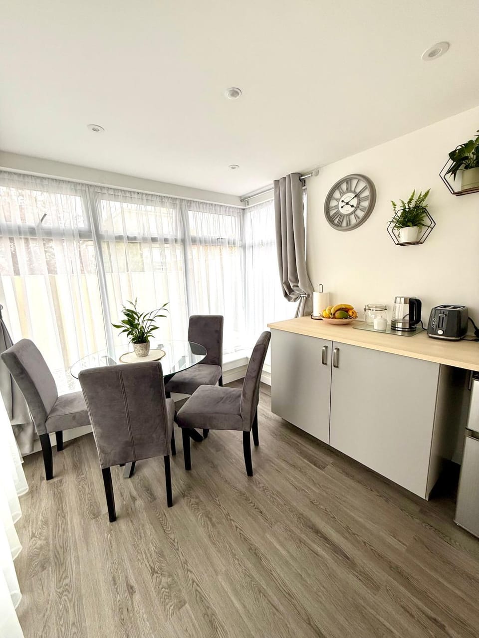 Coffee/tea facilities, Kitchen or kitchenette, Living room, Seating area, Dining area