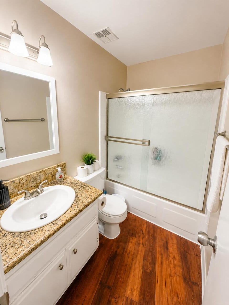 Ocean Charm Beachfront Getaway by Redondo Pier Apartment in Redondo Beach