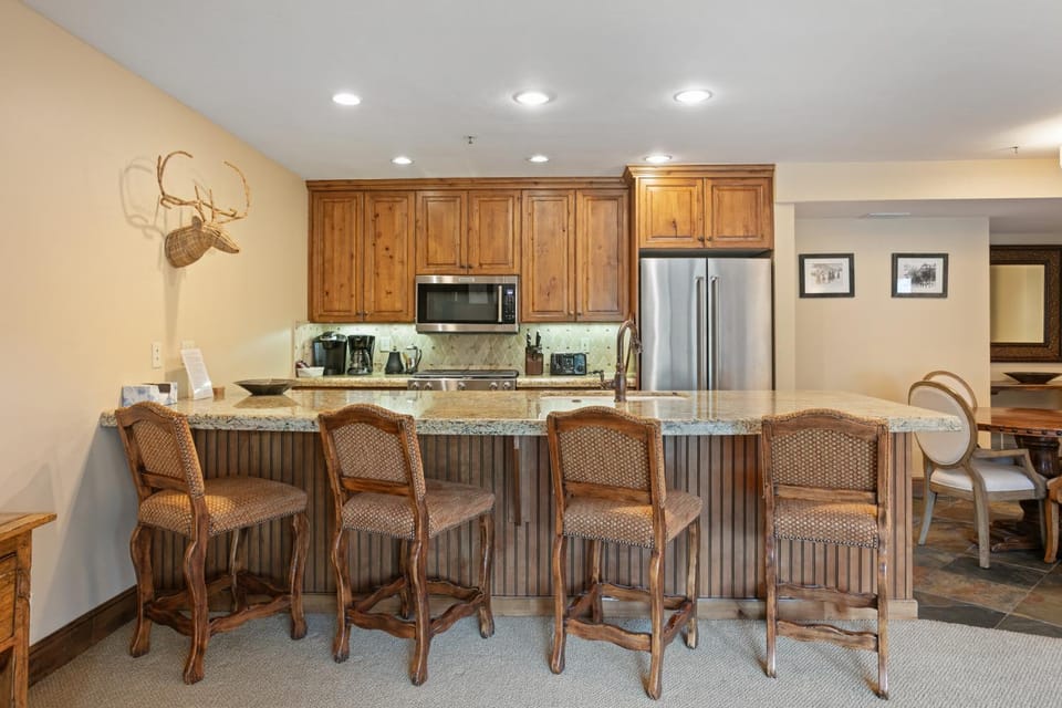 2BR Deer Valley Retreat - Hot Tub & Fireplace condo Apartment in Park City
