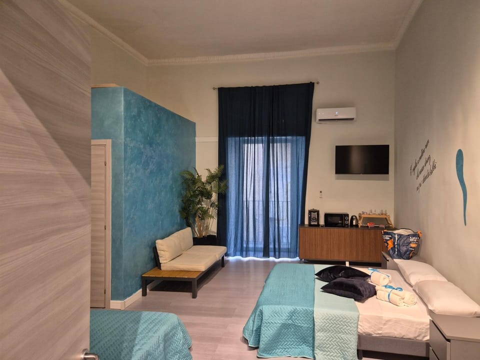 Bed, TV and multimedia, Seating area, air conditioner
