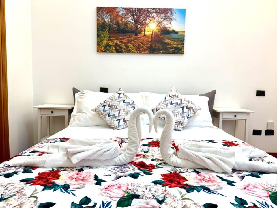 Bed, Bedroom, towels