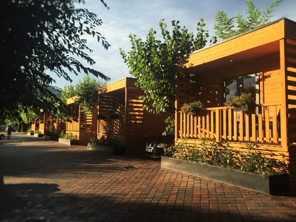 Property building, Spring, Day, Garden, On site, Garden view
