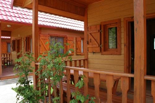 Patio, Restaurant/places to eat, Day, BBQ facilities, Children play ground, Garden, View (from property/room), Balcony/Terrace, Lobby or reception, Pets, Pets, Garden view, Swimming pool