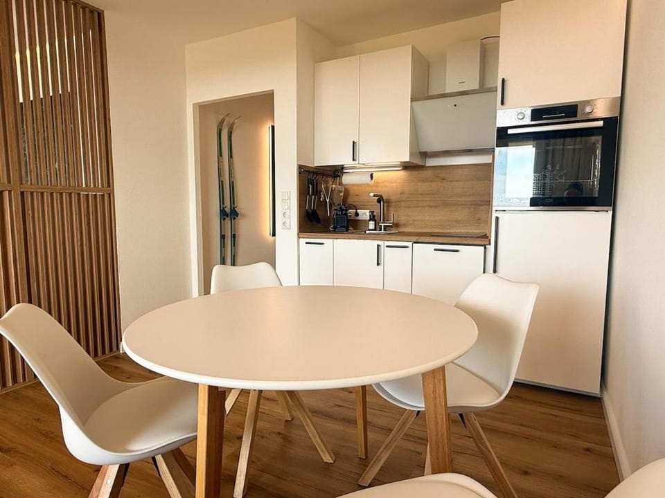 Kitchen or kitchenette, Seating area, Dining area, dishwasher, stove