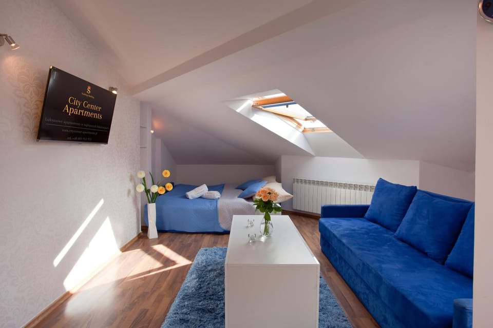 Bed, Property logo or sign, TV and multimedia, Other, Other, Photo of the whole room, Decorative detail, Decorative detail, Logo/Certificate/Sign