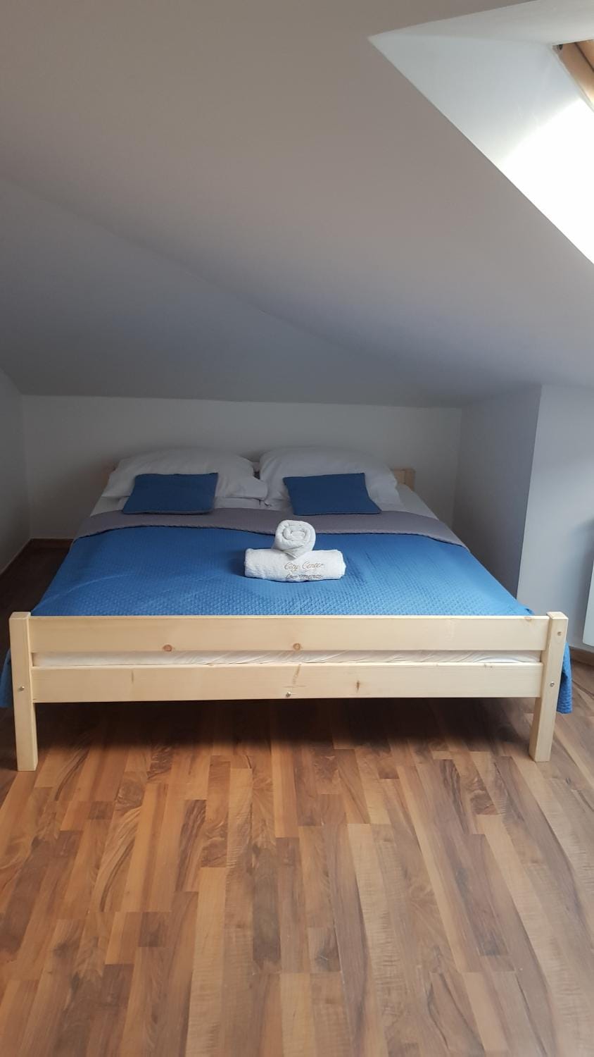 Bed, Bedroom, towels