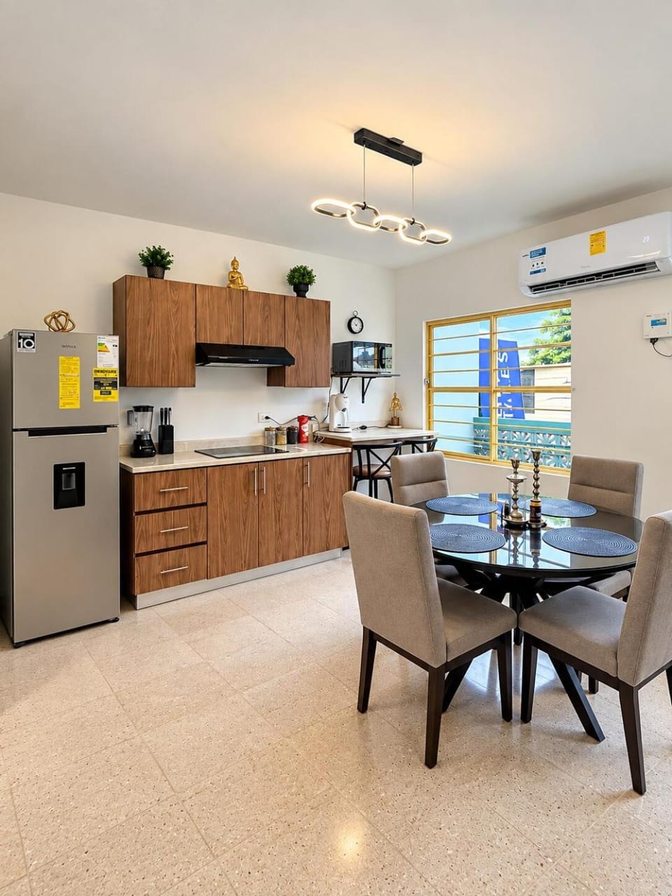 Kitchen or kitchenette, Dining area, stove