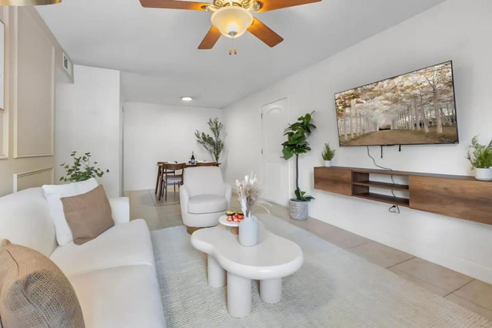 Near the Shore Pool Gym and Free Parking Apartment in Tampa