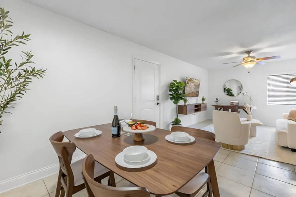 Tampa Bay Escape Pool Gym and Free Parking Apartment in Tampa