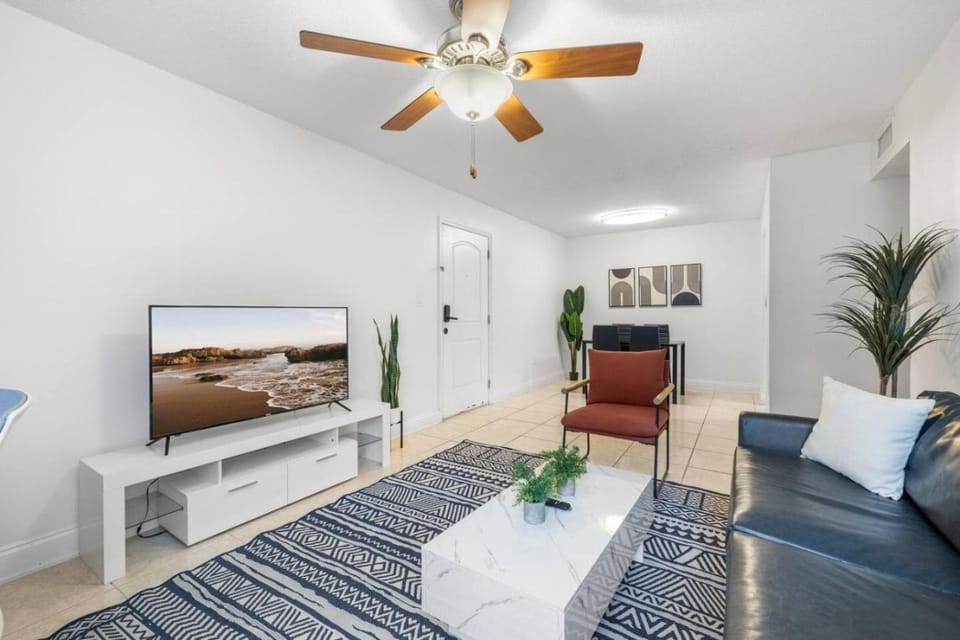 South Tampa Coastal Stay Pool and Free Parking Apartment in Tampa