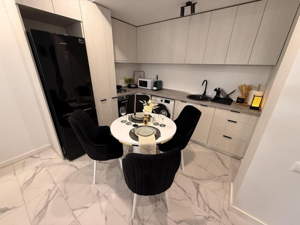 Coffee/tea facilities, Kitchen or kitchenette, Dining area, minibar