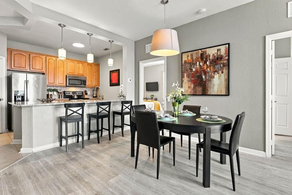Kitchen or kitchenette, Dining area, microwave