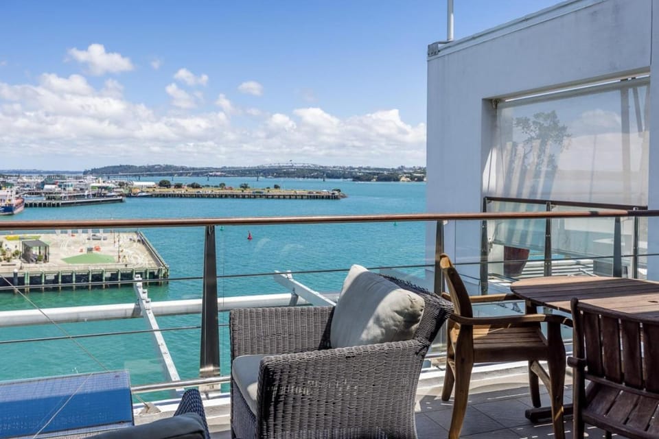 Dual-Level Harbour Apartment on The Wharf Apartment in Auckland