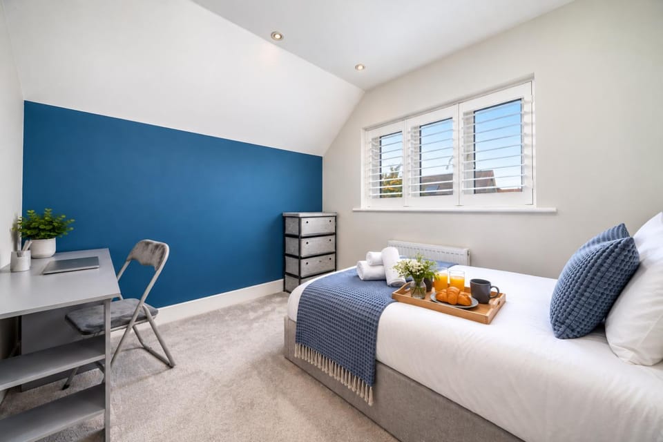 Bed, Photo of the whole room, Bedroom