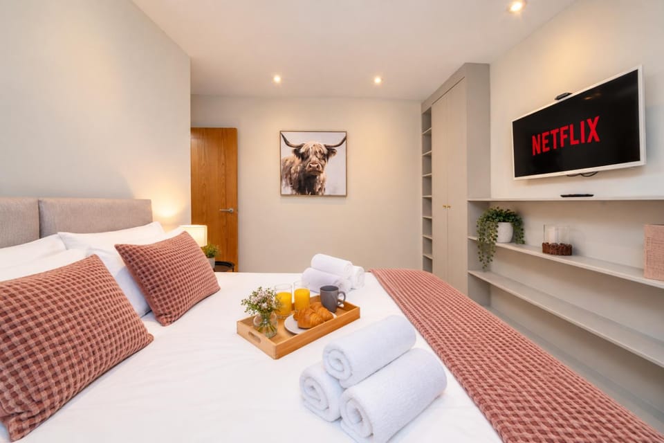 Bed, TV and multimedia, Photo of the whole room, Bedroom