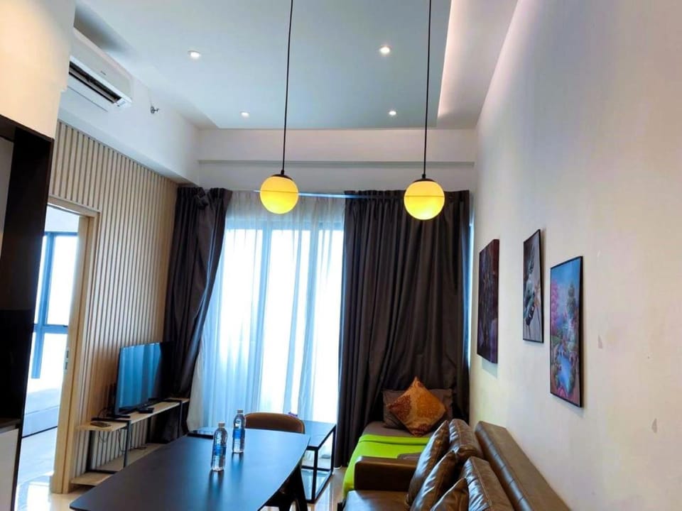Communal lounge/ TV room, TV and multimedia, Living room, Seating area, air conditioner