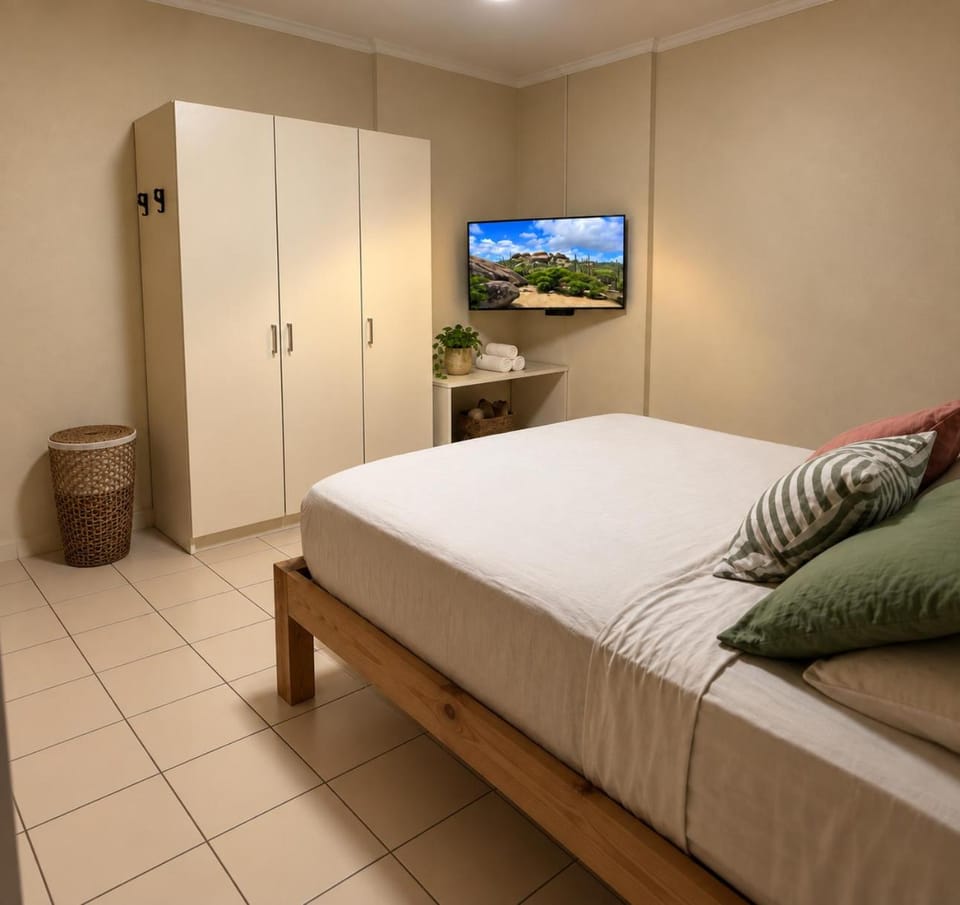 Bed, TV and multimedia, Photo of the whole room, Bedroom