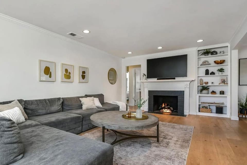 TV and multimedia, Living room, Seating area, fireplace, furniture