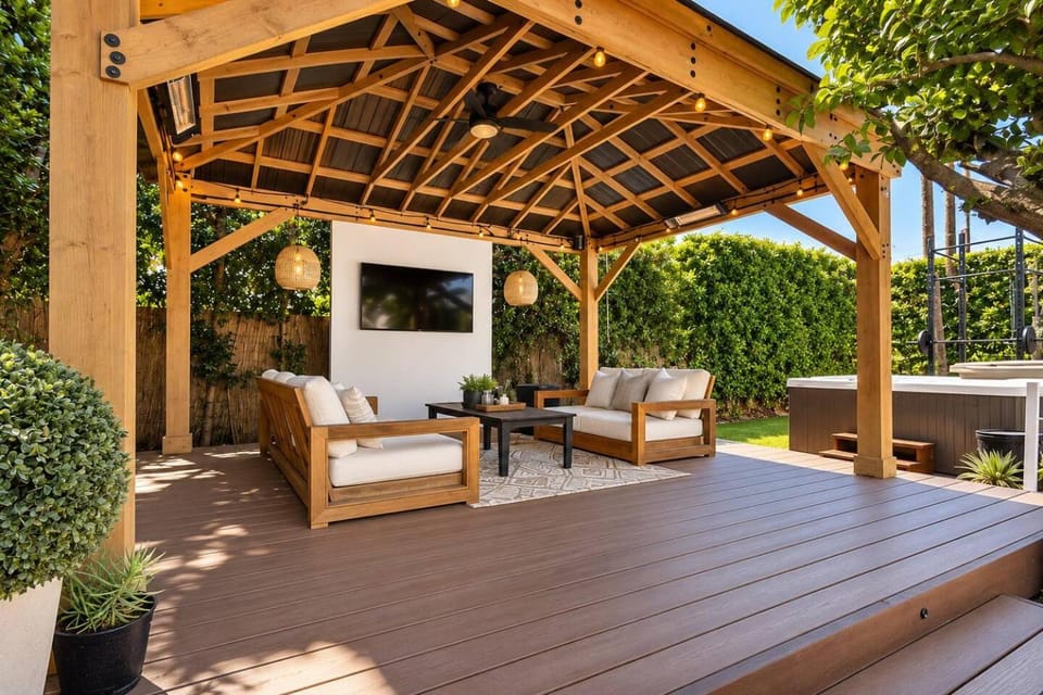 Patio, Garden, Hot Tub, TV and multimedia, Seating area