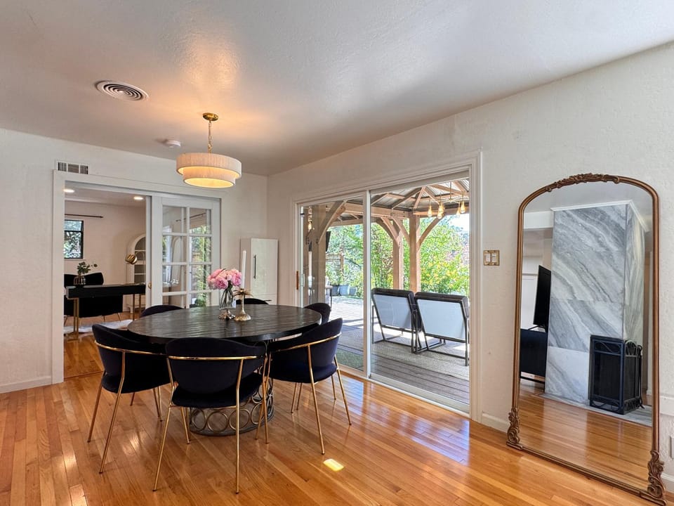 Gorgeous hill views, a private secret rose garden, and a spacious, romantic patio near by downtown Walnut Creek House in Walnut Creek