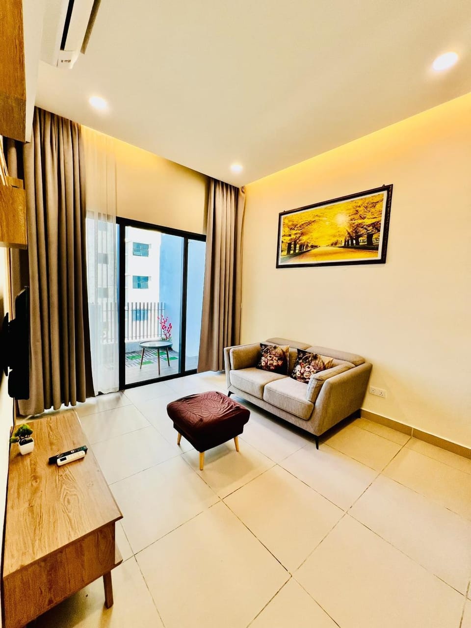 Bed, TV and multimedia, Living room, Seating area, Bedroom