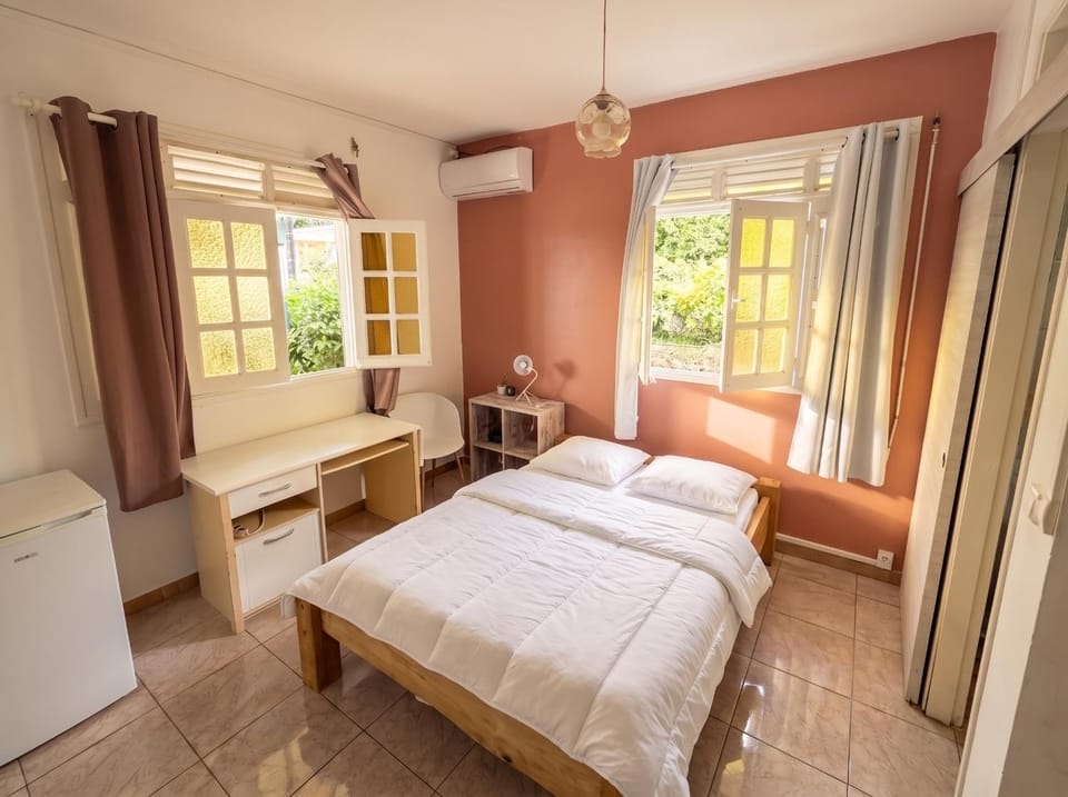 Bed, Living room, Photo of the whole room, Bedroom, internet, air conditioner