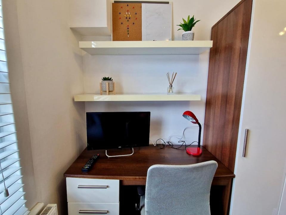 Earlsdon Guesthouse Pvt Room & Bath Free Apartment in Coventry