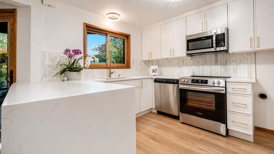 Kitchen or kitchenette, dishwasher, oven, toaster