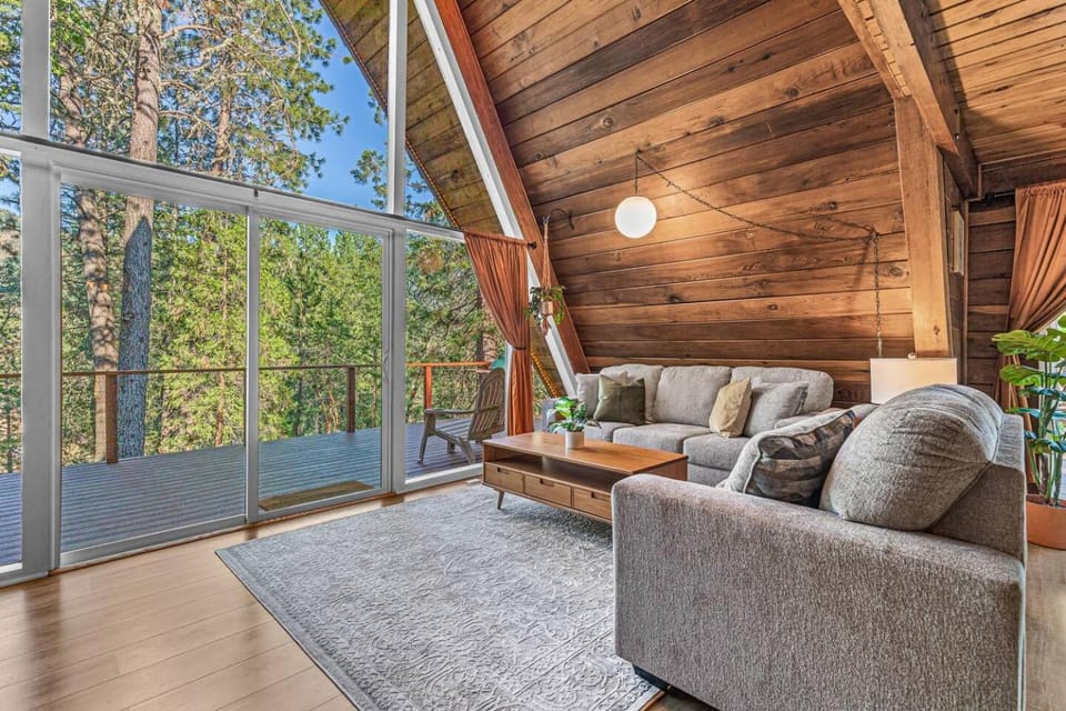 The Epic A - Charming 1960s A-Frame w/Hot tub House in Grants Pass