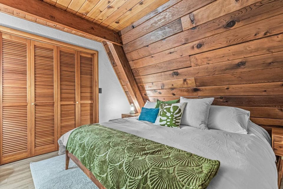 The Epic A - Charming 1960s A-Frame w/Hot tub House in Grants Pass