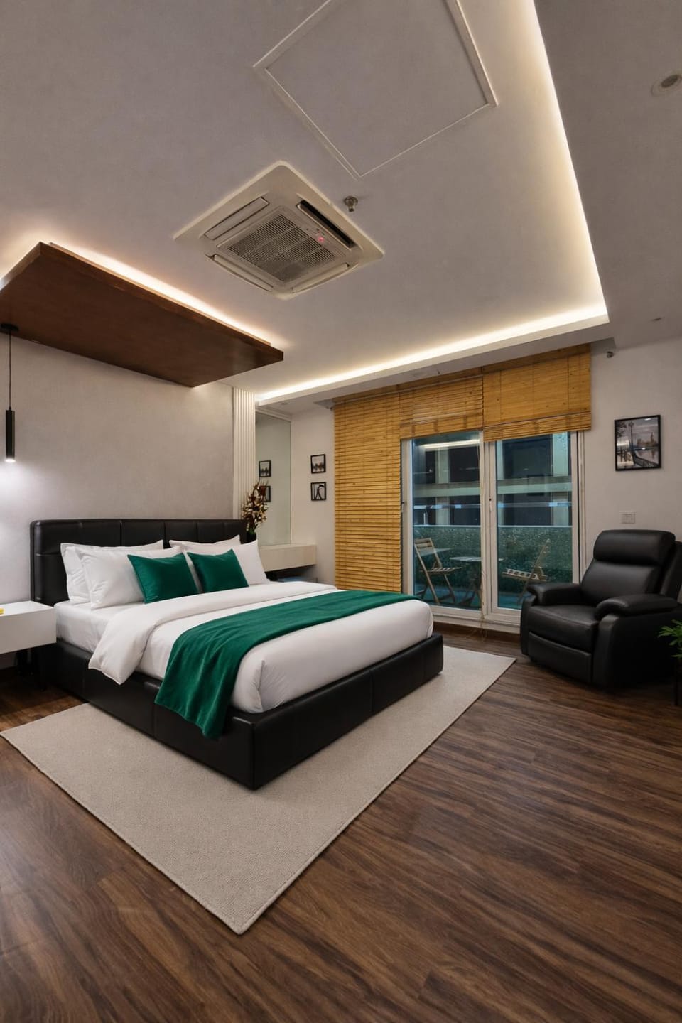 Bed, Living room, Photo of the whole room, Seating area, Bedroom, air conditioner