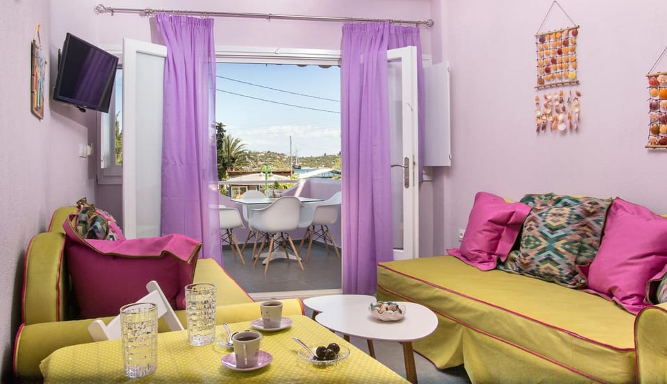 TV and multimedia, Coffee/tea facilities, Balcony/Terrace, Kitchen or kitchenette, Seating area, Dining area, Bedroom