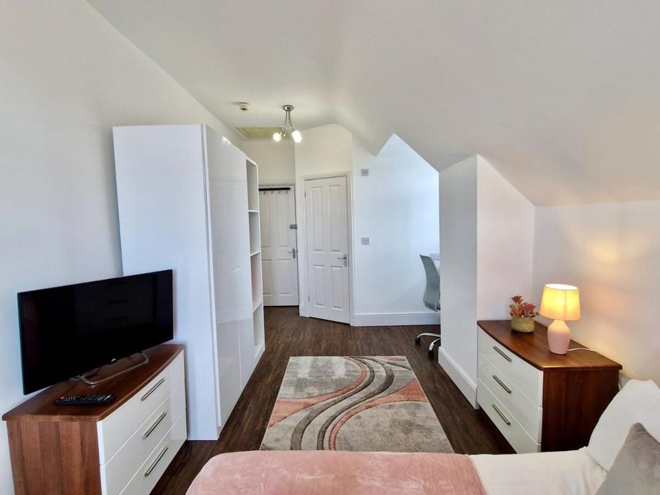 Earlsdon Guesthouse Pvt Room Bath w Free Parking Apartment in Coventry