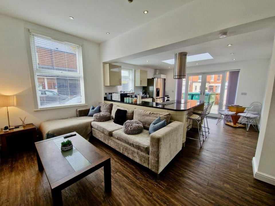 Earlsdon Guesthouse Pvt Room w Ensuite & Parking Apartment in Coventry