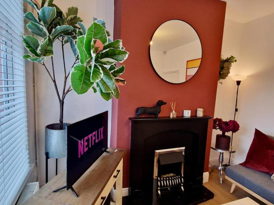 Luxurious & Cosy Home w Free Parking and Garden House in Coventry