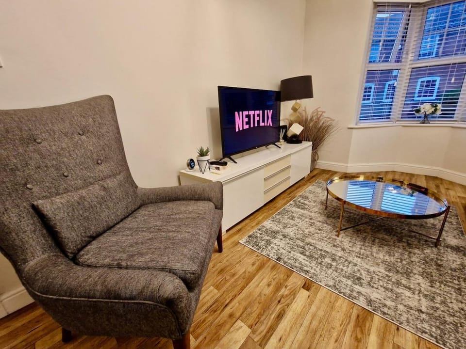 Spacious & Spacious Apt w Study Free Parking Apartment in Coventry